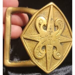 WF07159 VINTAGE 1970s TECH-ETHER *FLUER DE LIS* SOLID BRASS ARTWORK BELT BUCKLE